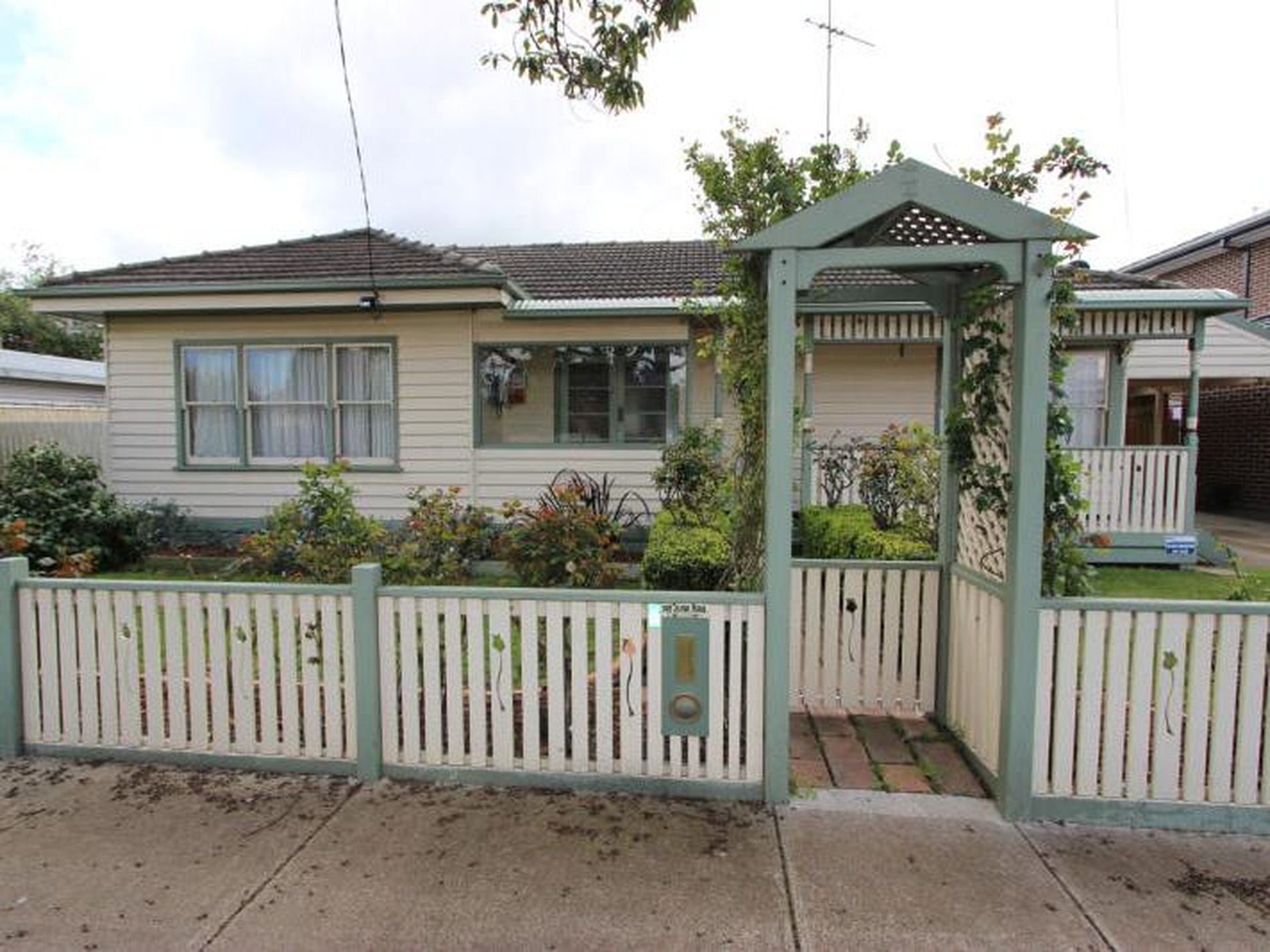 6 Roscommon Place, Herne Hill