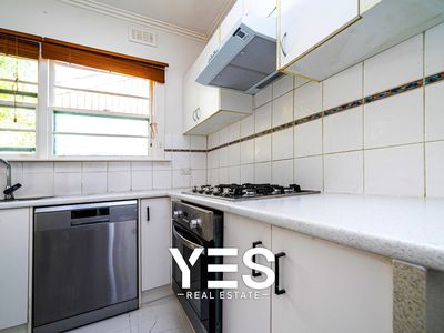 1 / 4 Allen Street, Glen Waverley