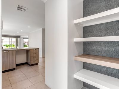 21 Manhattan Concourse, Hilbert