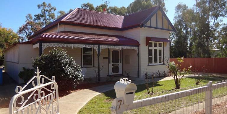 7 Lily Street, Violet Town