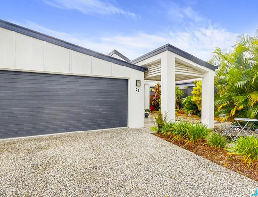 Immaculate Home with Side Access & Short Walk to Town image 2
