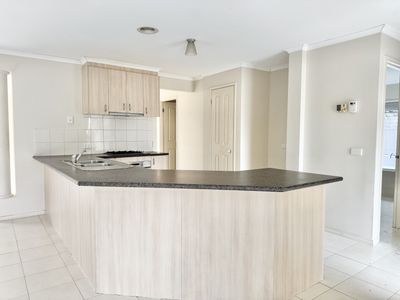 10 Maclarens Close, Manor Lakes
