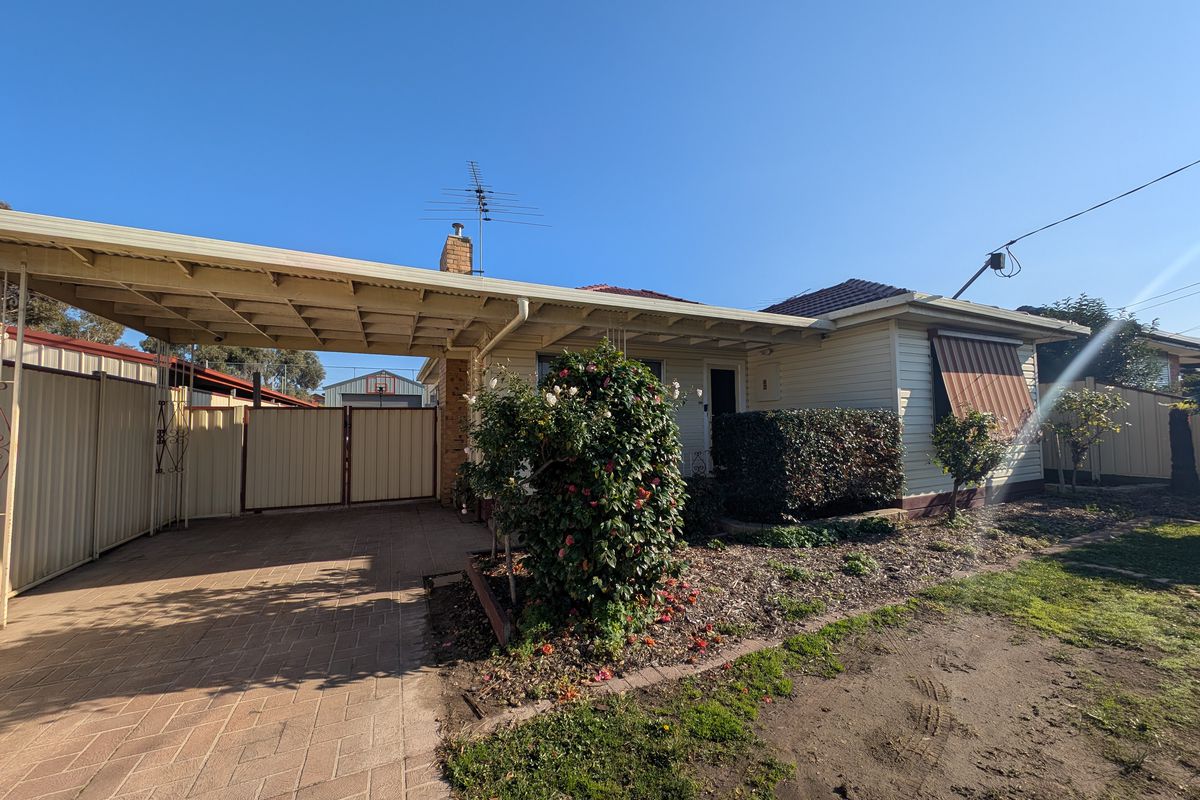 Family living with stand out garage/workshop!