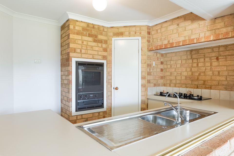 594 Safety Bay Rd, Waikiki