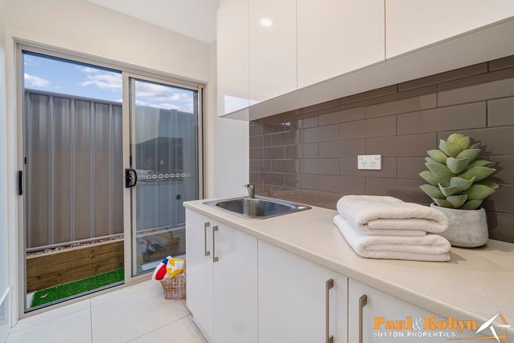 41B Knaggs Crescent, Page