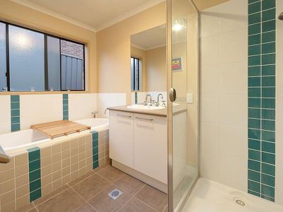 27 LIGHTWOOD DRIVE, Wodonga