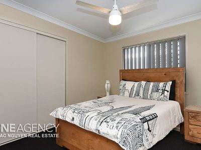 48 Lakes Entrance Dr, Springfield Lakes