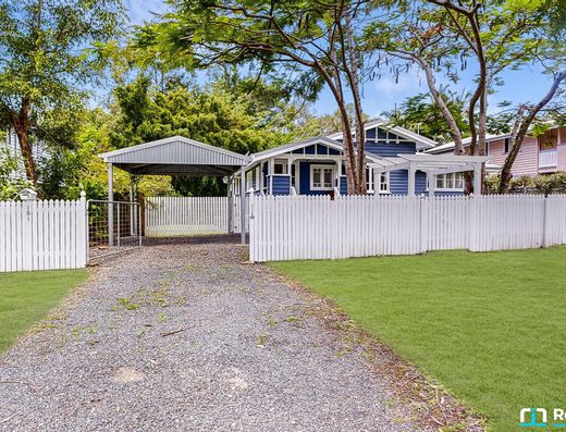 Charming Queenslander in Old Tewantin image 18