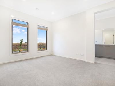 18 Marriott Blvd, Weir Views