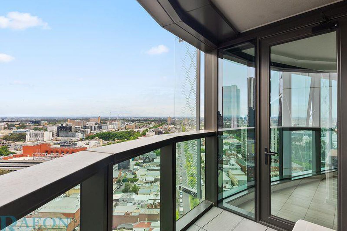 2004/23 Mackenzie Street, Melbourne