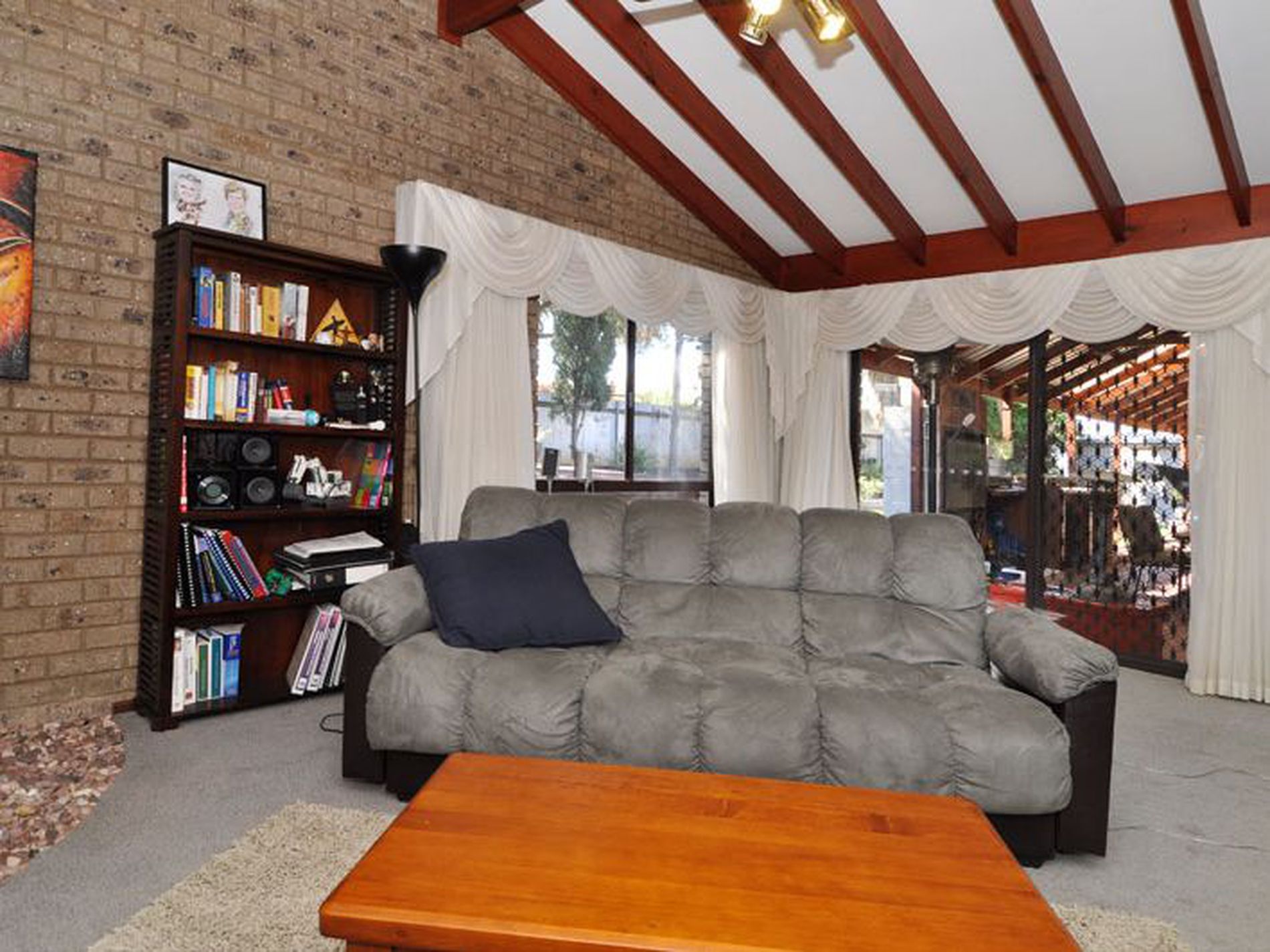 9 Compton Court, Hannans