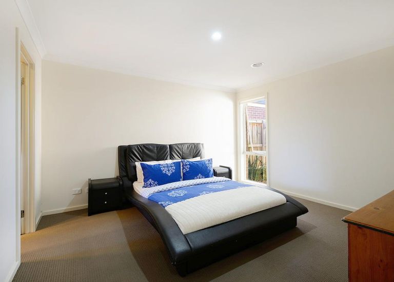 10 Cranbrook Circuit, Officer