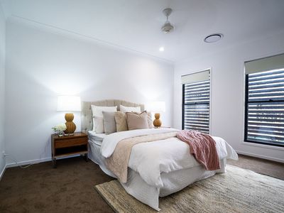 5 / 12 Luther James Close, Doolandella