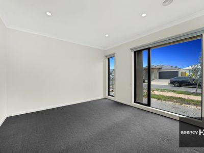 10 Retreat Way, Weir Views