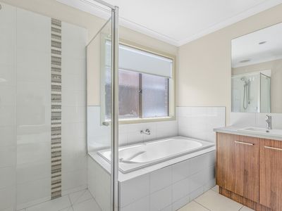 10 Heracles Lane, Cranbourne West