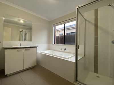 10 Sahara Way, Truganina