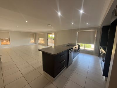 1 / 12 Lilydale Terrace, Dubbo