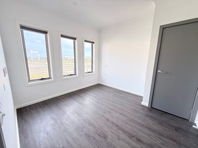 85 Plane Avenue, Mambourin