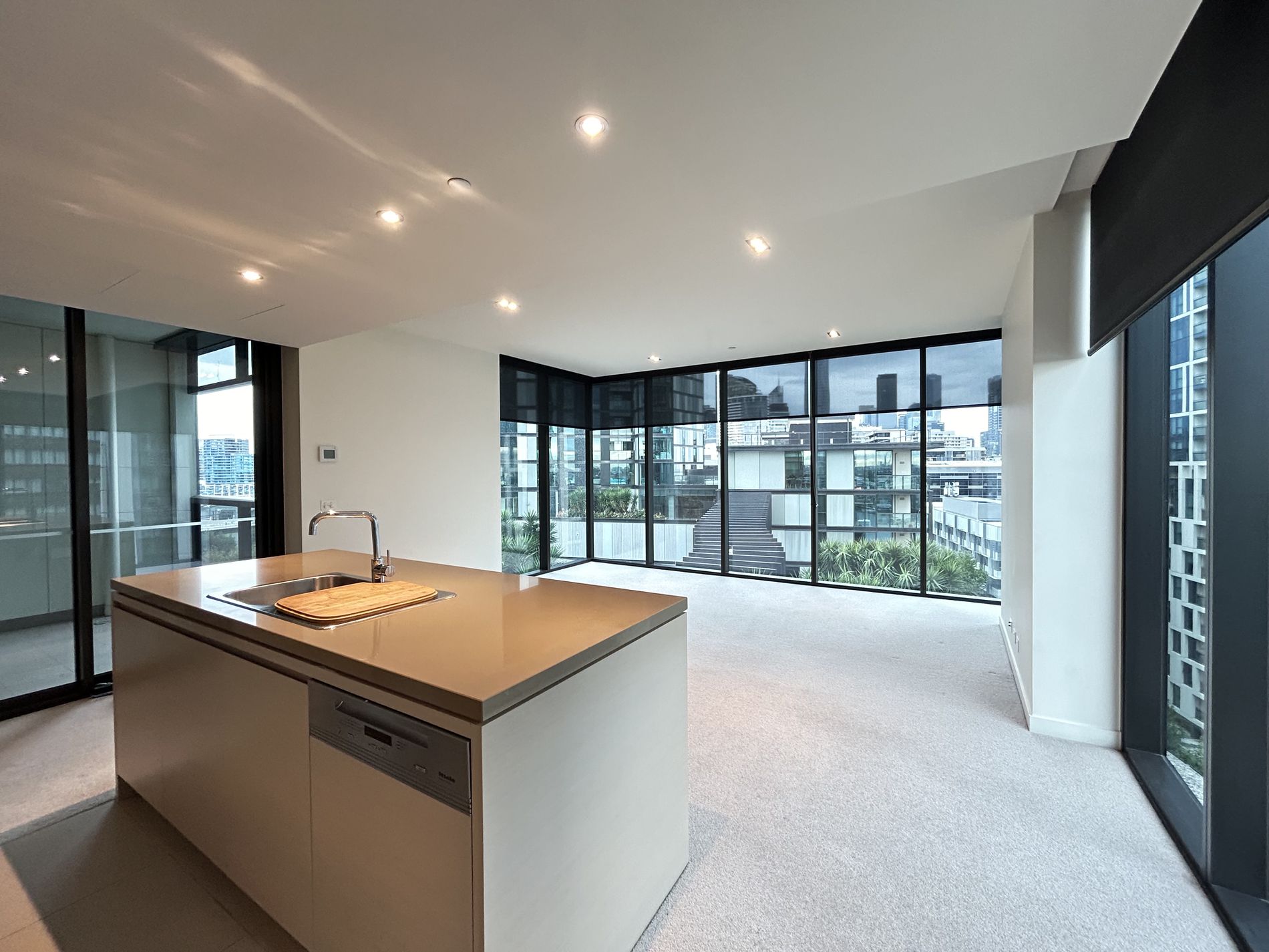 906 / 9 Waterside Place, Docklands