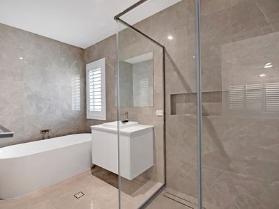 5 Park Ave, Broadbeach Waters