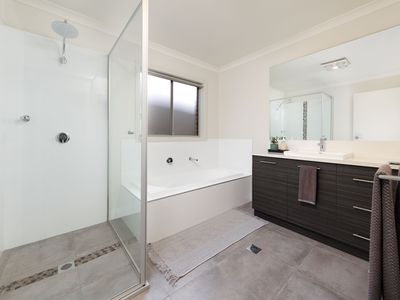 23 PEMBROKE CRESCENT, Wodonga
