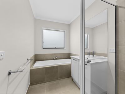 12 Huey Circuit, Cranbourne