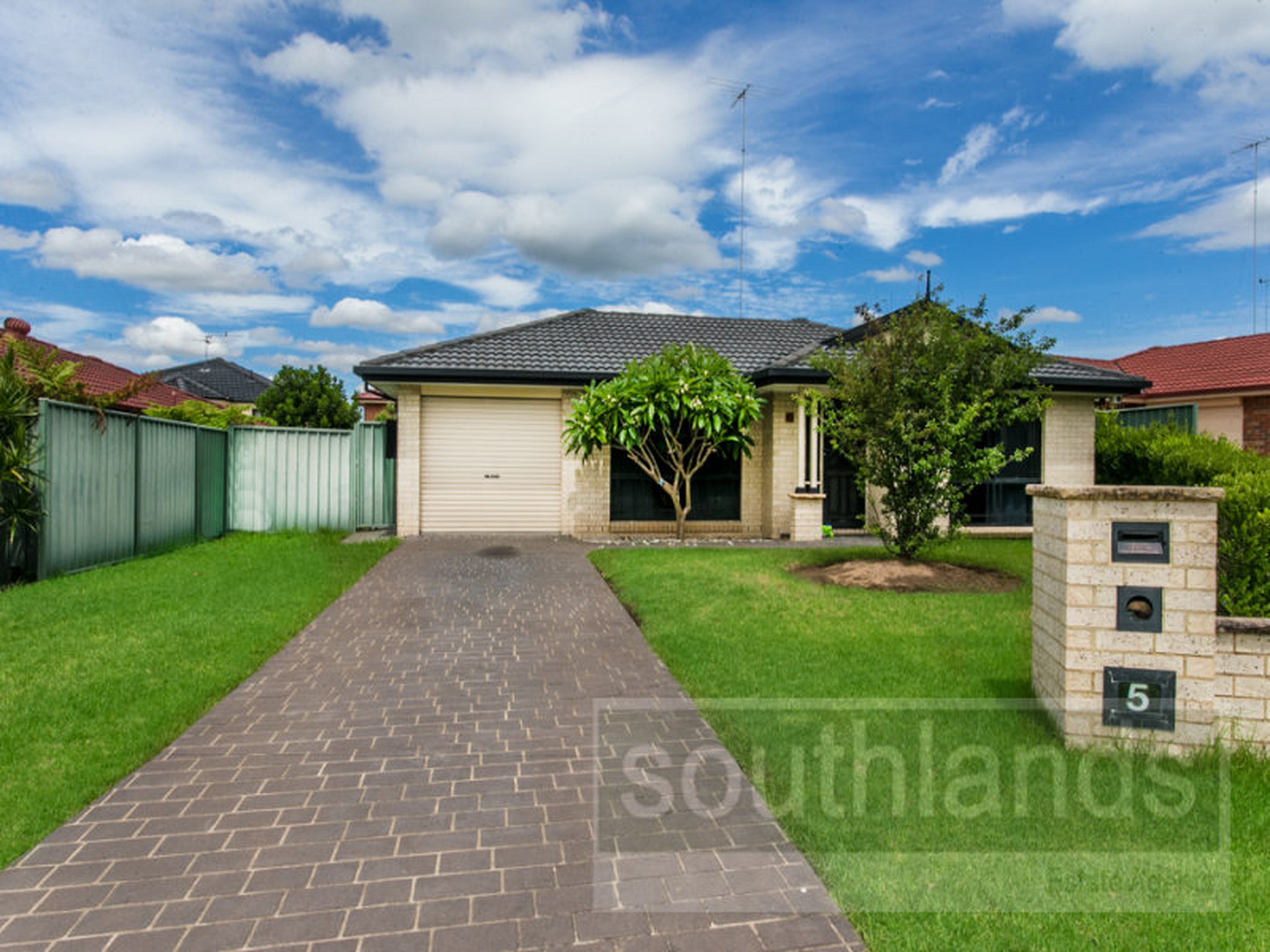 5 Yenna Place, GLENMORE PARK