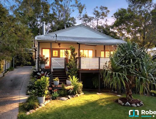 Renovated Queenslander - A Minute Walk to the Lake image 25