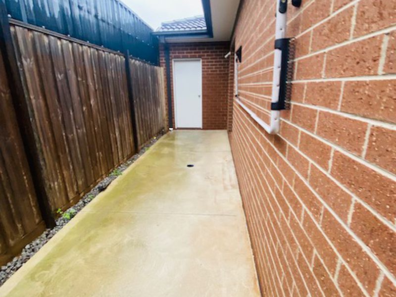 23 Chromite Circuit, Weir Views