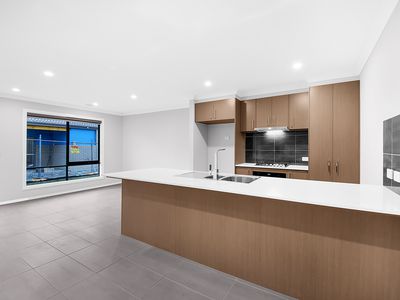 11 Kenmore Way, Clyde North