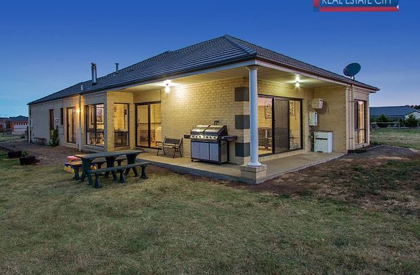 1 The Ridge, Oaklands Junction