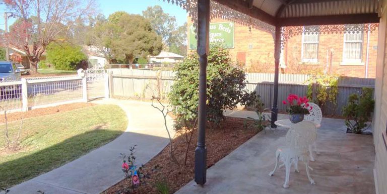 7 Lily Street, Violet Town