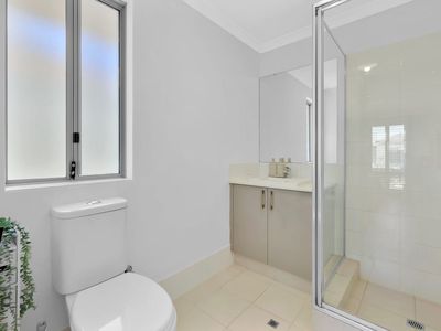 4 Golden Way, Piara Waters