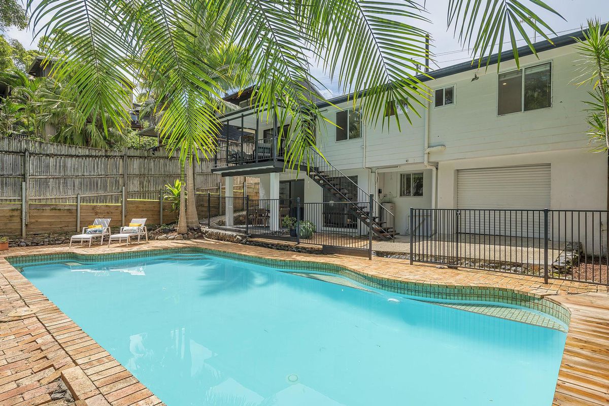 Family Home footsteps to Currumbin Beach