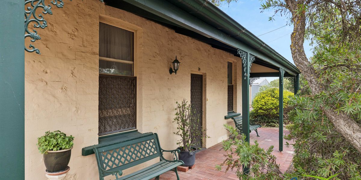 Cottage charm with extras!