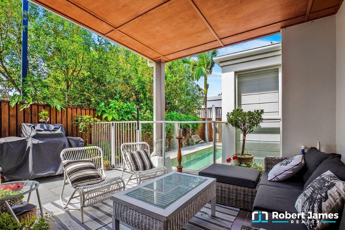 8/2 Lake Weyba Drive, Noosaville
