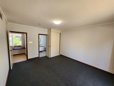 4 / 9 Lockhart Street, Como