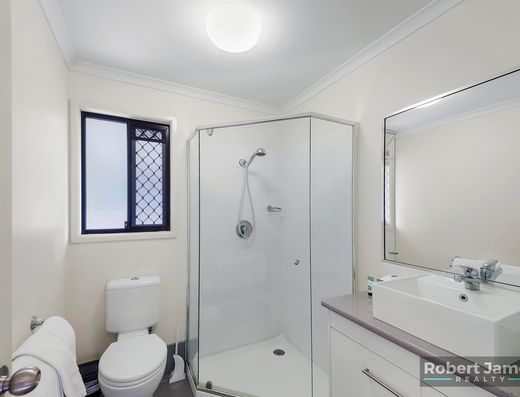 DUAL KEY TOWNHOUSE WITH MULTI USE OPTIONS! image 8