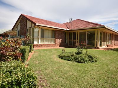 16 Hillcrest Place, Dubbo