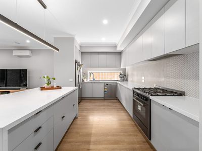 4 Rush Crescent, Manor Lakes