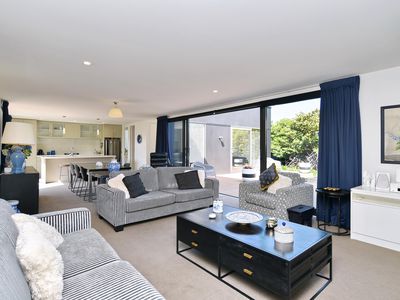 102 Hills Road, Edgeware