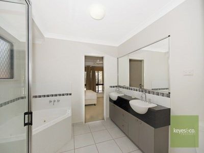 30 Sea Eagle Circuit, Douglas
