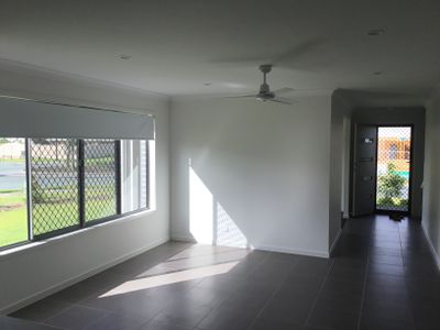 1 / 14 Azure Way, Coomera