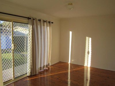 2 / 4 Banksia Avenue, Windang