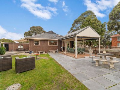 8 Holly Green Drive, Wheelers Hill