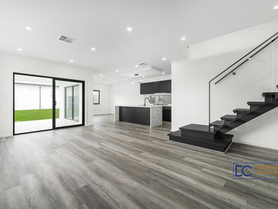 31 Parhelion St., Austral