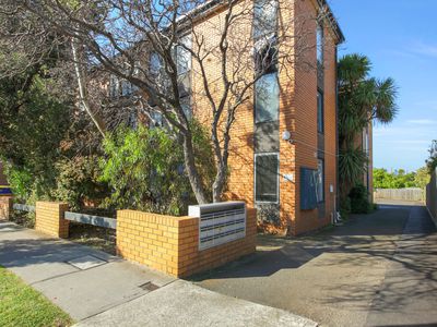 2/39-41 Hyde Street, Footscray