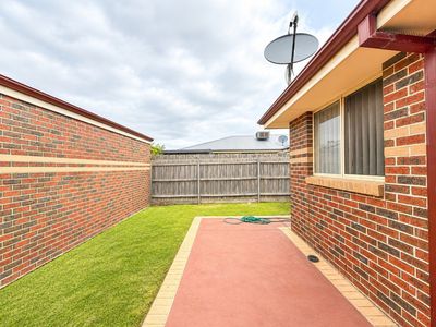 2 / 96 Thames Boulevard, Werribee