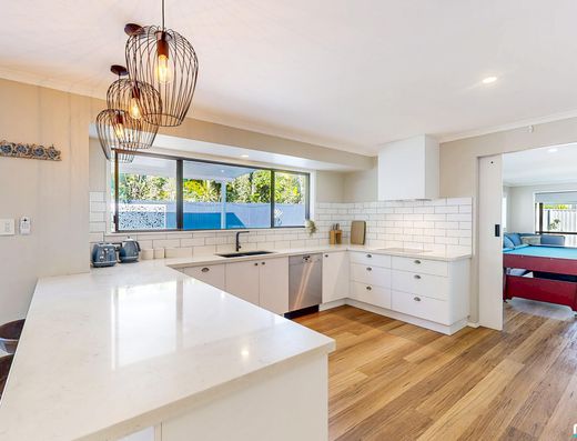 Spacious Family Living in the Heart of Old Tewantin image 5
