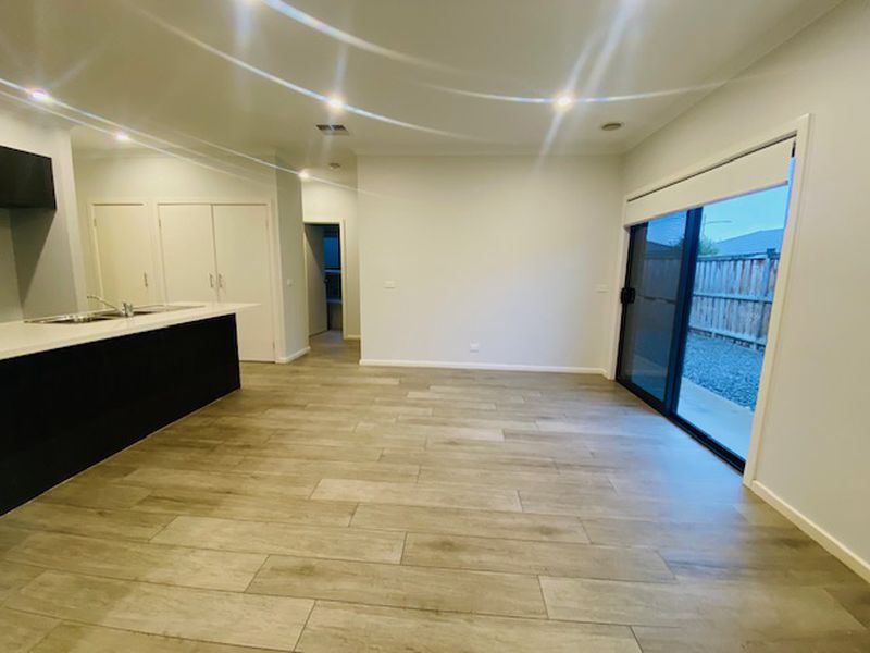 23 Chromite Circuit, Weir Views